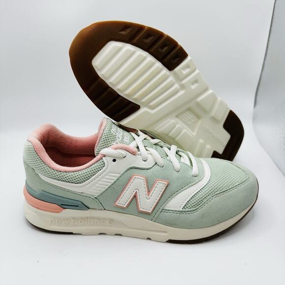Size 3 - New Balance Kids GR997HPG Mint Pink Athletic Running Shoes (5 Women’s) - Picture 2 of 8